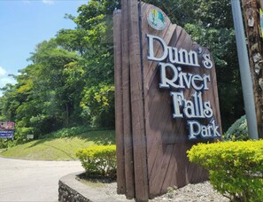 المنطقة المحيطة بالمنشأة