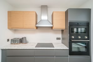 Wasserkocher mit Kaffee-/Teezubehör, Ofen, Geschirrspüler, Toaster