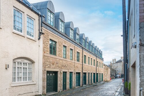 Lovely Mews house in the heart of the city with Garage