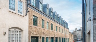 Lovely Mews house in the heart of the city with Garage