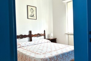 2 bedrooms, bed sheets - M092 - Marcelli, apartment with porch 250mt from the sea  (Marcelli)