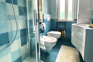 Douche, bidet, serviettes fournies