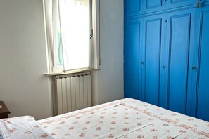 2 bedrooms, bed sheets - M092 - Marcelli, apartment with porch 250mt from the sea  (Marcelli)
