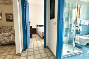 Shower, bidet, towels - M092 - Marcelli, apartment with porch 250mt from the sea  (Marcelli)