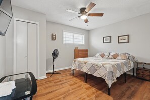 3 bedrooms, desk, iron/ironing board, free WiFi