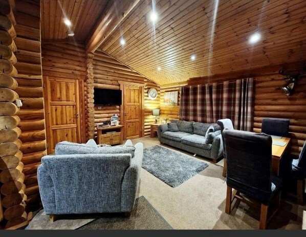 Smart TV - Bamburgh Log Cabin, with Hot Tub (Morpeth)