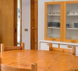 Fridge, oven, cookware/dishes/utensils, freezer