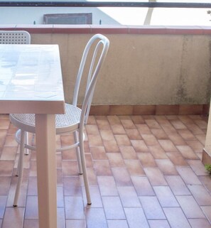 Outdoor dining - N008 - Numana, comfortable three-room apartment with terrace (Numana)