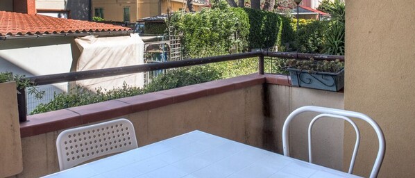 Outdoor dining - N008 - Numana, comfortable three-room apartment with terrace (Numana)