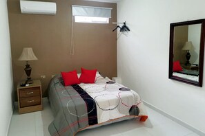 2 Schlafzimmer, Schreibtisch, Bügeleisen/Bügelbrett, Reisekinderbett