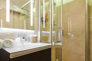 Dusche, Haartrockner, Handtücher, Seife