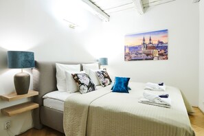 1 habitación, escritorio, tabla de planchar con plancha y cuna de viaje 