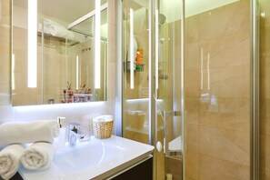 Dusche, Haartrockner, Handtücher, Seife