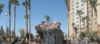 Beautiful Vegas suite, full kitchen