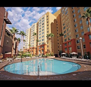 Outdoor pool - Beautiful Vegas suite, full kitchen (Las Vegas)