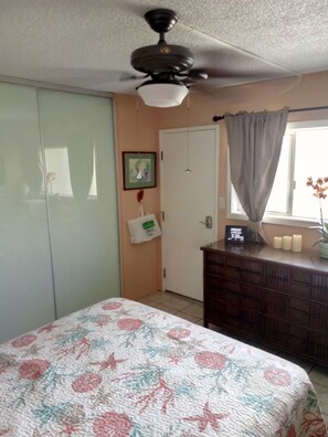 1 bedroom, iron/ironing board, WiFi, bed sheets - Studio apt. with A/C, Fridge, Semi-Private pool in the Center of kihei (Kihei)