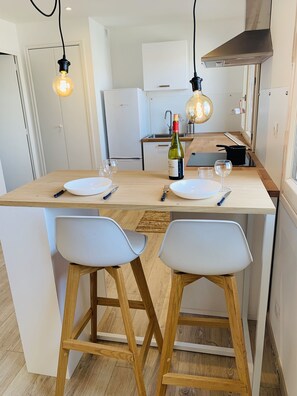 Frigorífic, microones, forn i placa de cuina 