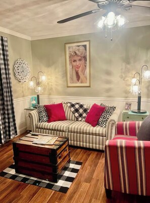 Smart TV, fireplace - Vintage Villa Guesthouse (Chesterfield)