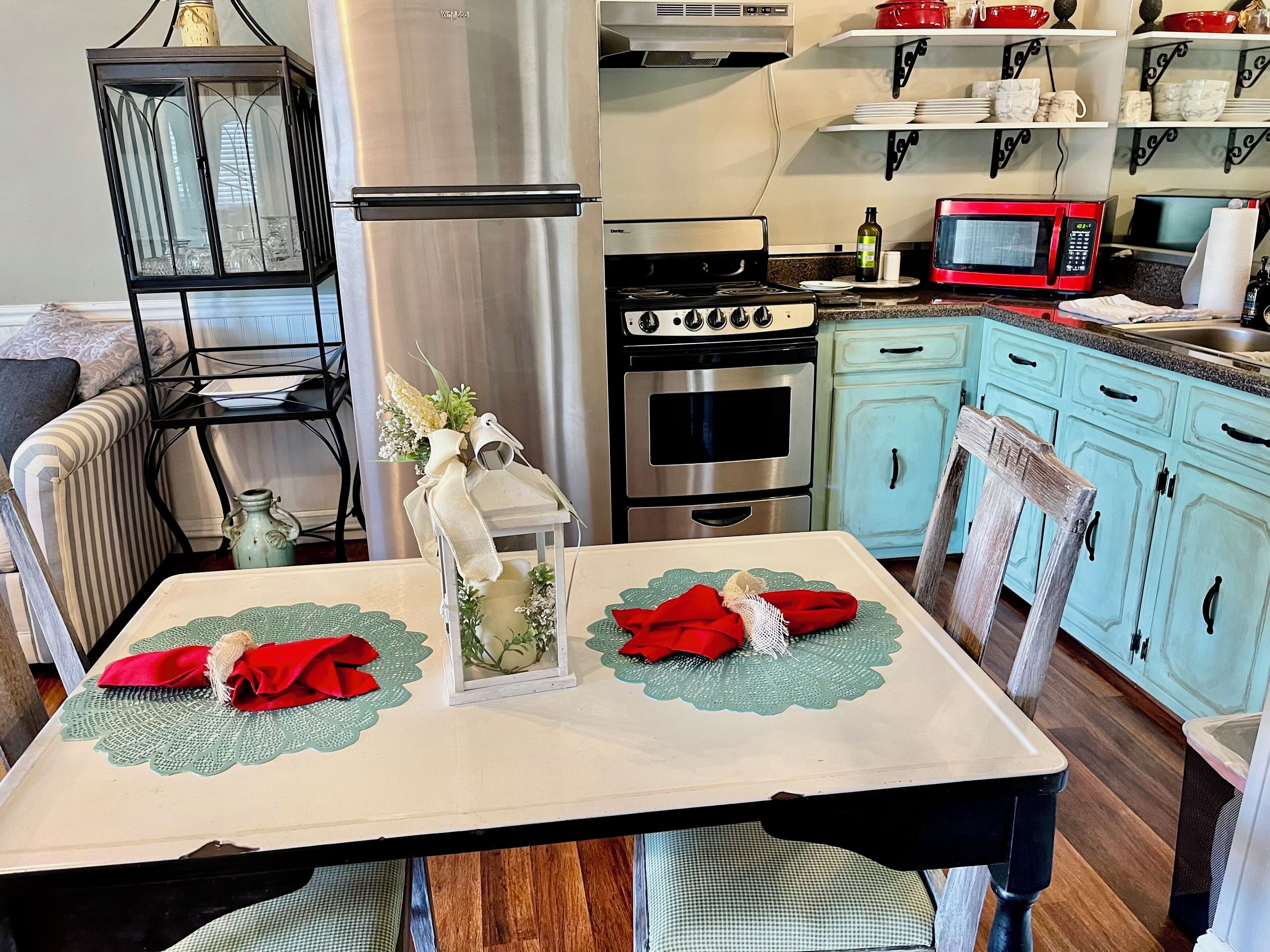 Kjøleskap, mikrobølgeovn, ovn og kokeplater