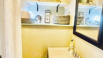 SĂšche-cheveux, serviettes fournies, savon, shampoing