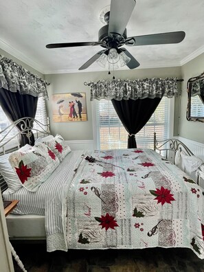 1 soverom, senger med overmadrass, safe på rommet og strykejern/-brett