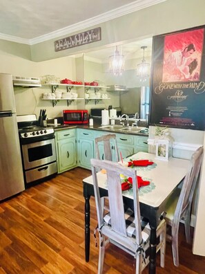 Fridge, microwave, oven, stovetop - Vintage Villa Guesthouse (Chesterfield)