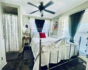 1 Schlafzimmer, Pillowtop-Betten, Zimmersafe, Bügeleisen/Bügelbrett