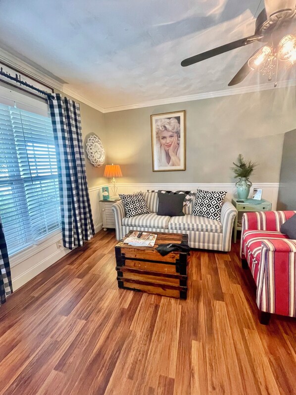 Smart TV, fireplace - Vintage Villa Guesthouse (Chesterfield)