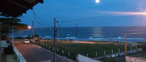 Vista para praia/oceano