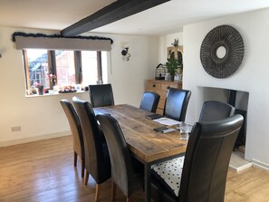 Dining - Delightful New Forest cottage with hot tub and direct forest access, sleeps 8 (fordingbridge)