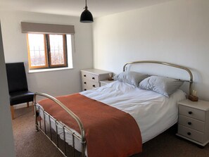 3 bedrooms, iron/ironing board, WiFi, bed sheets - Delightful New Forest cottage with hot tub and direct forest access, sleeps 8 (fordingbridge)