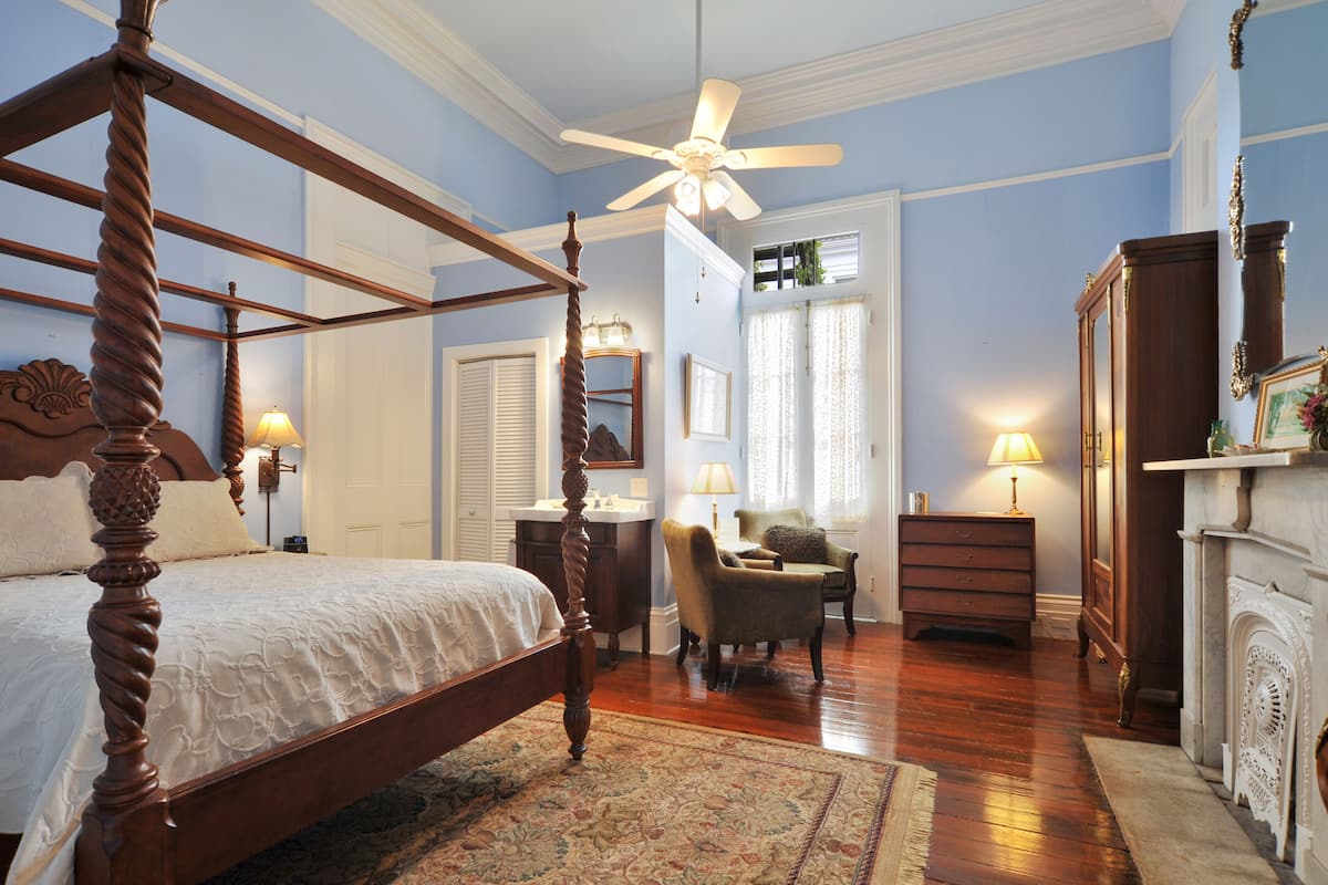 Quarto standard | Roupas de cama premium, escrivaninha, cortinas blackout