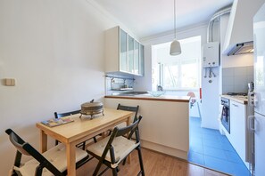 Fridge, oven, stovetop, coffee/tea maker