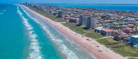 Playa en los alrededores, camastros y toallas de playa 