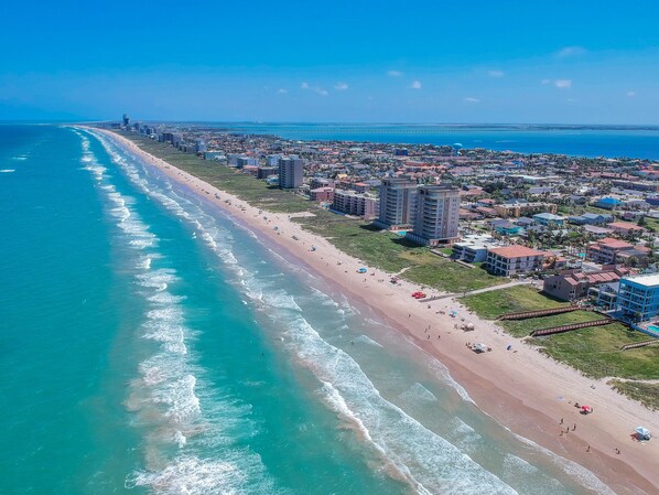 Beach nearby, sun-loungers, beach towels