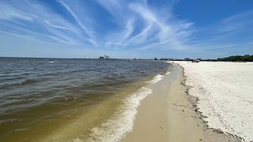 Beach nearby, sun loungers, beach towels