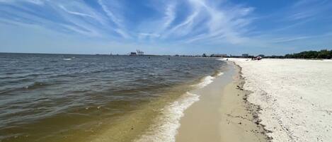 Beach nearby, sun loungers, beach towels