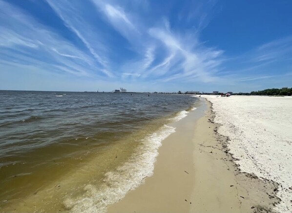 Beach nearby, sun-loungers, beach towels