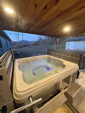 Tina de hidromasaje al aire libre