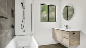 Bathtub, soap, shampoo, toilet paper - 11 Naiad Court - Rainbow Shores. Pool, walk to beach. Wifi (RAINBOW BEACH)