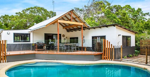 11 Naiad Court - Rainbow Shores. Pool, walk to beach. Wifi