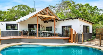 11 Naiad Court - Rainbow Shores. Pool, walk to beach. Wifi