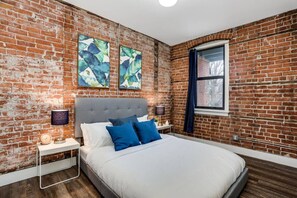 2 bedrooms, desk, WiFi