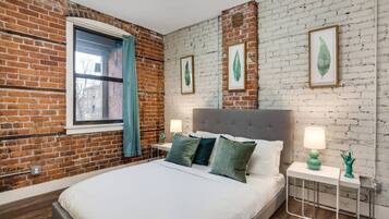 2 bedrooms, desk, WiFi