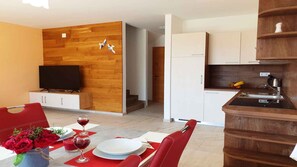 Kühlschrank, Mikrowelle, Herdplatte, Geschirrspüler