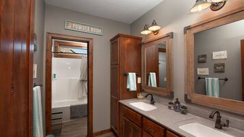 Badkar/dusch, hårtork, handdukar och tvål