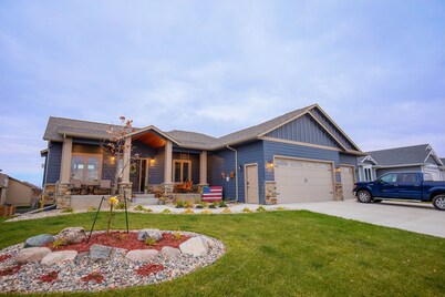 Inspirational Ranch-SUPERBLY CLEAN with HOT TUB!!! Lower Unit w/2 walkout patios