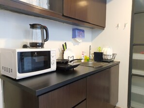 Réfrigérateur, micro-ondes, bouilloire électrique