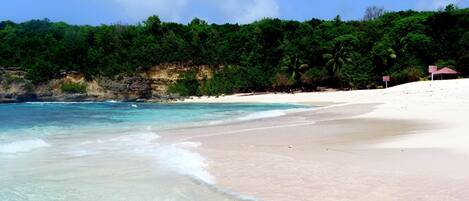 Beach nearby, sun loungers, beach towels