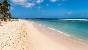 Beach nearby, sun loungers, beach towels